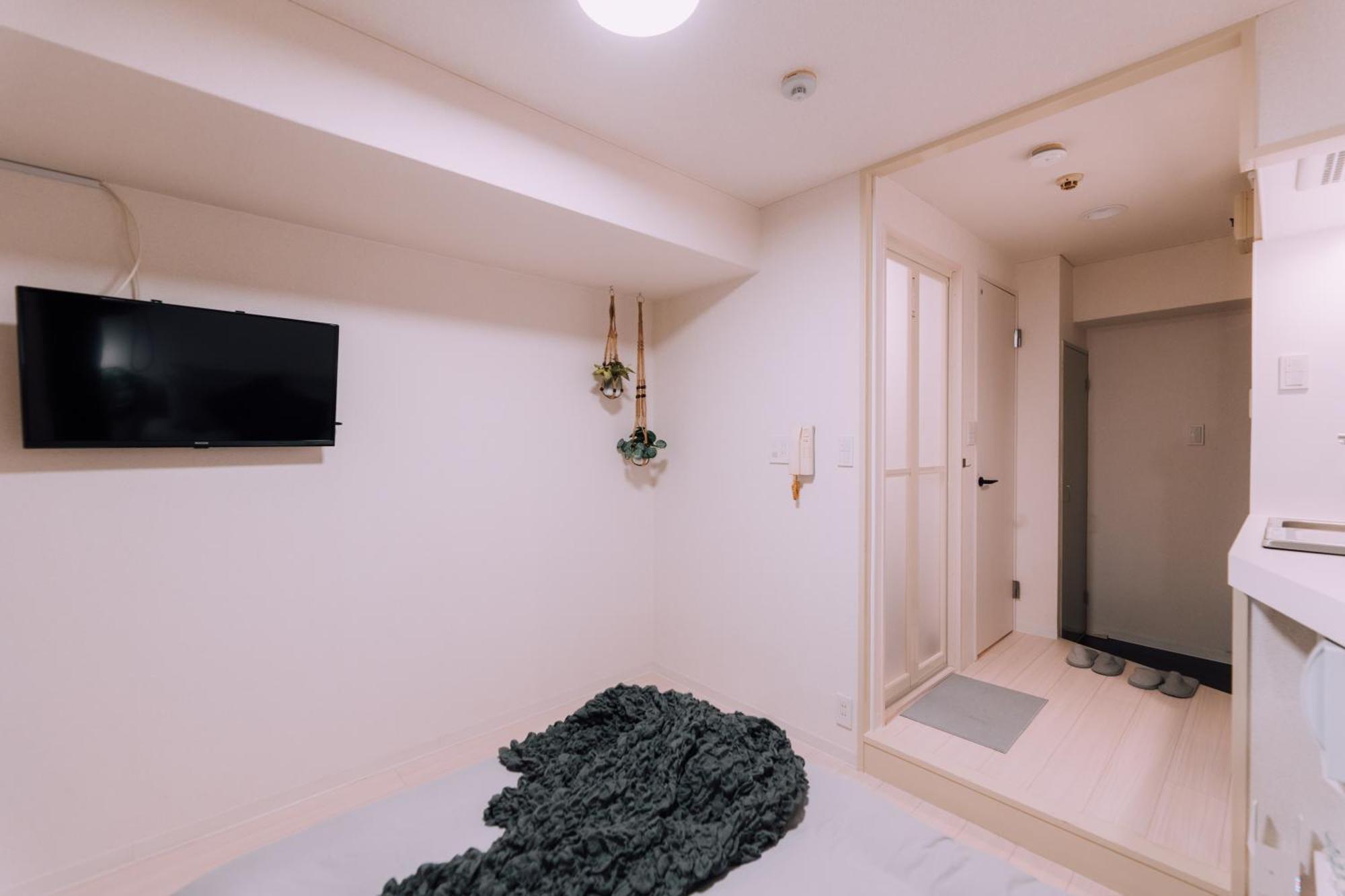 Minimalist Loft Namba Compact Studio With A 24-hour Gym Ma405 Apartemen *